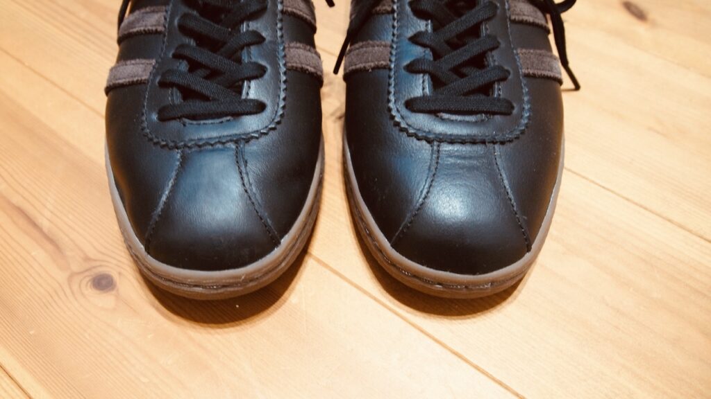 スクエアなトゥ形状