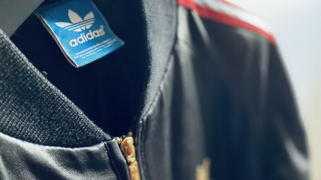 アディダスのタグ