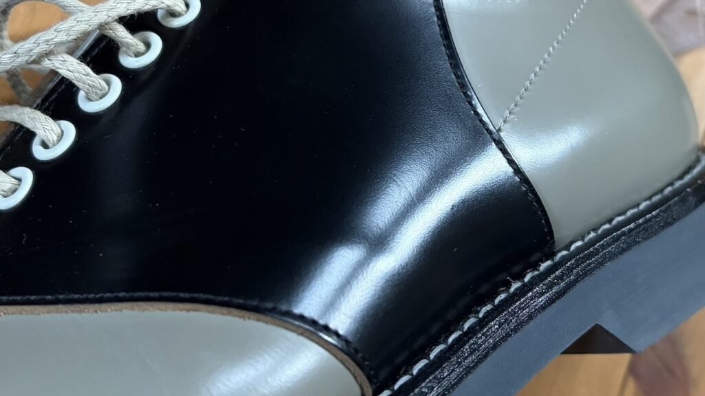 リーガル　ガラスレザー　固い