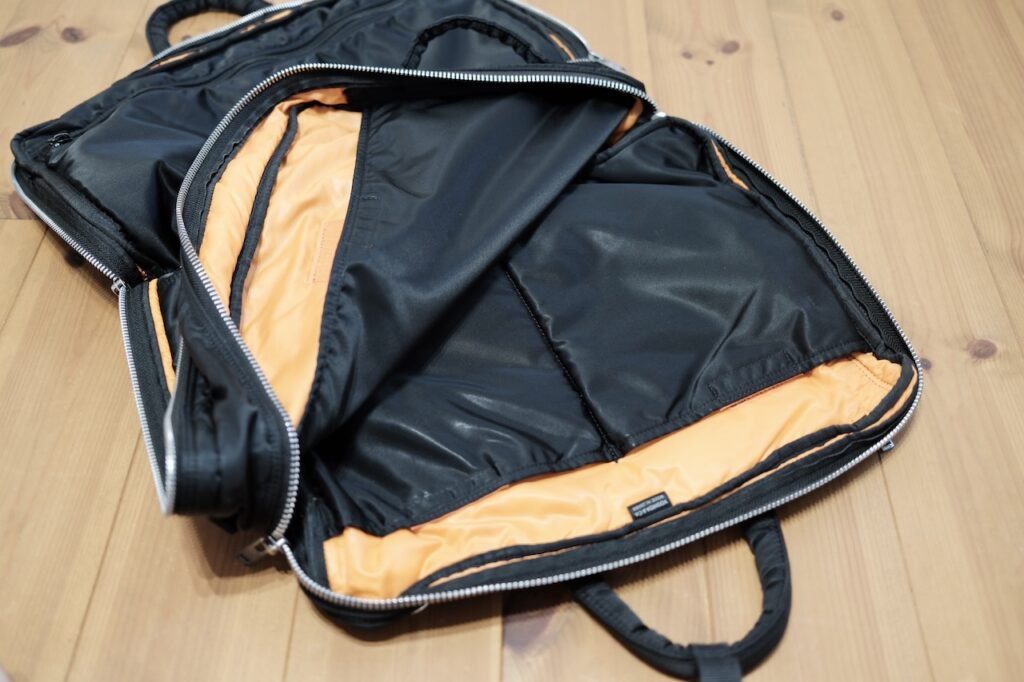 ２部屋に分かれる２コンパートメント　porter_3way_briefcase